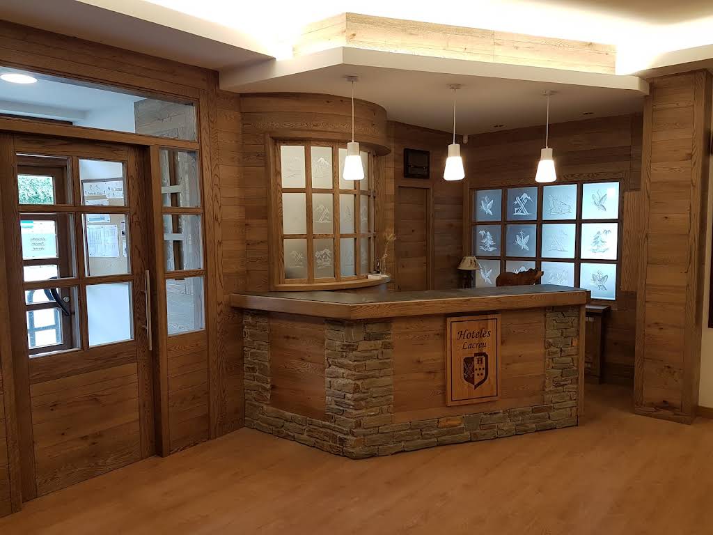 Interior amb revestiment de fusta de roure fabricat per Fusteria R. Castell a Lleida